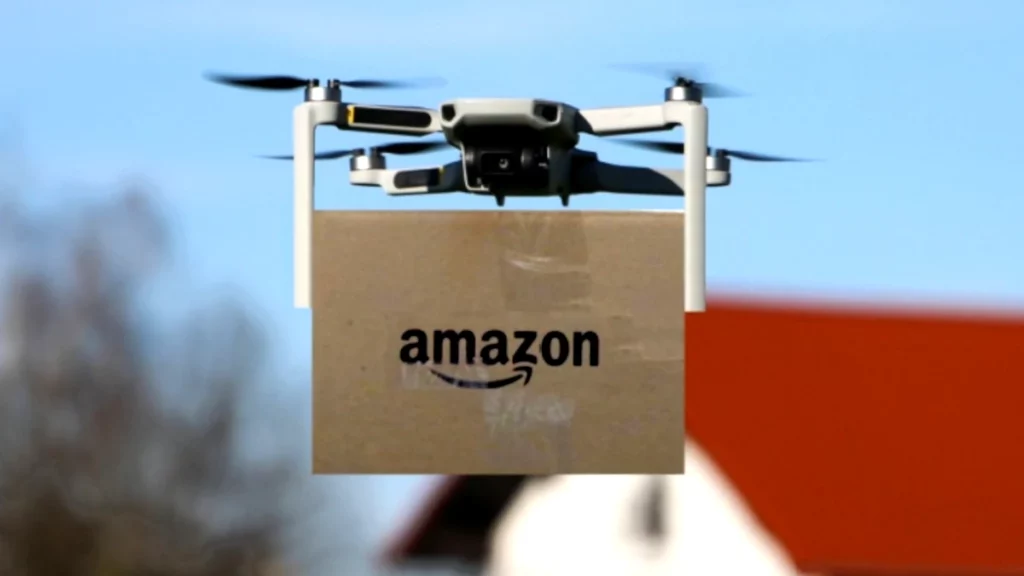 Drone di Amazon che consegna un pacco. I droni sono già attivi negli Stati Uniti e lo saranno in Italia nel 2025.